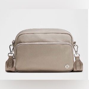 NWT Lululemon Everywhere Crossbody Bag 3litre large Warm ash grey
